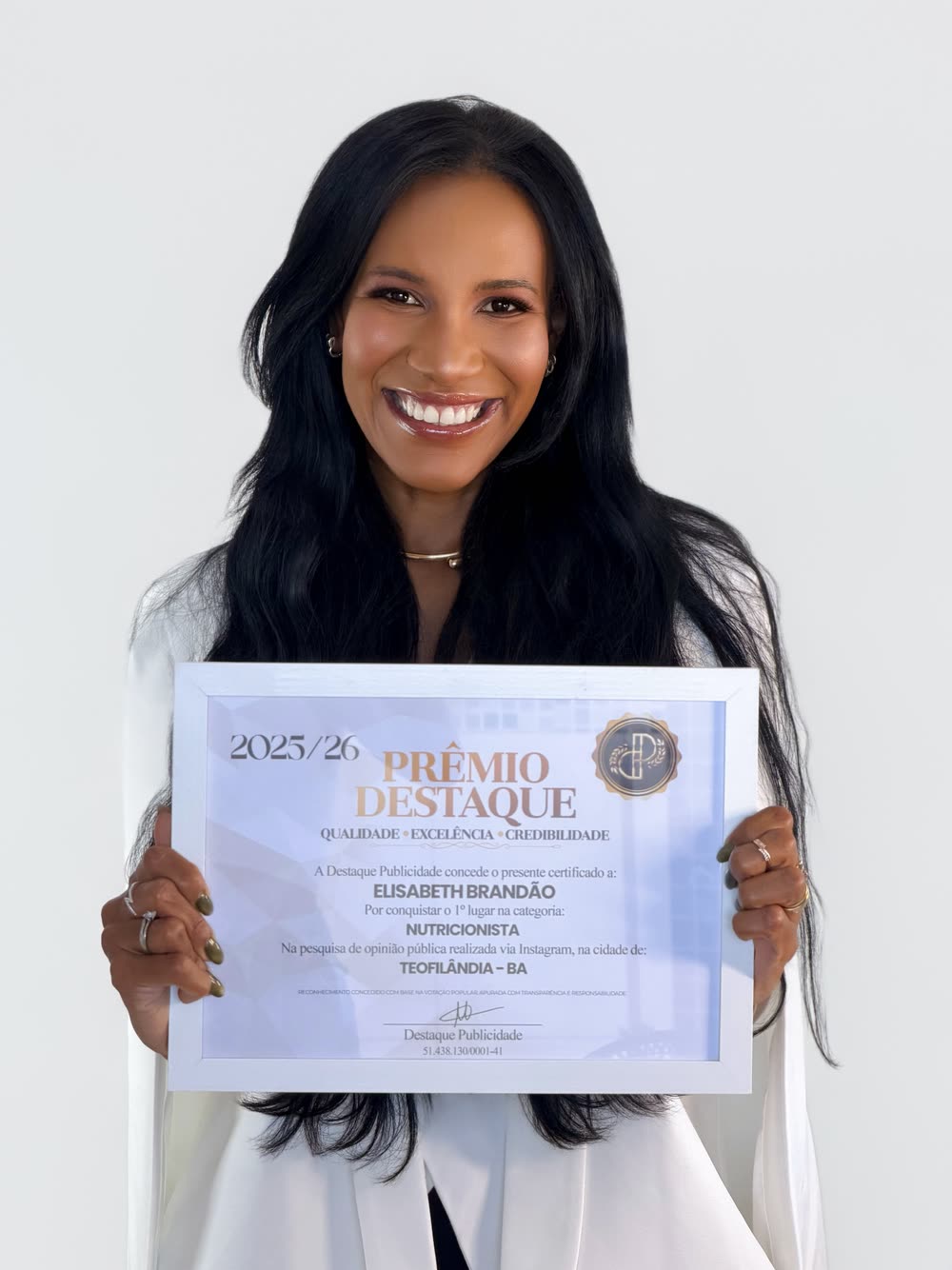 Elisabeth segurando o certificado do Prêmio Destaque de Nutricionista de Teofilândia